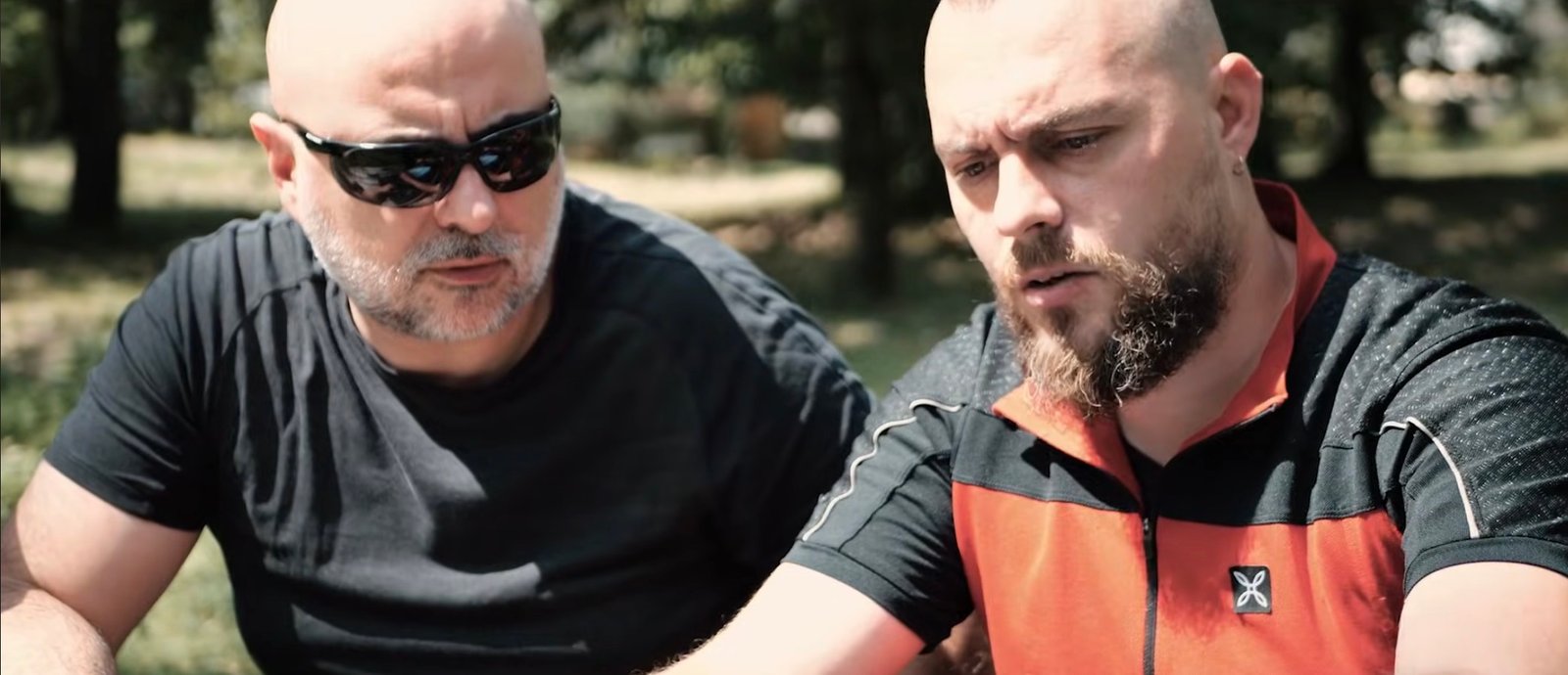 Marco Benini e Marco Fanti seduti all'aperto in una fotografia panoramica